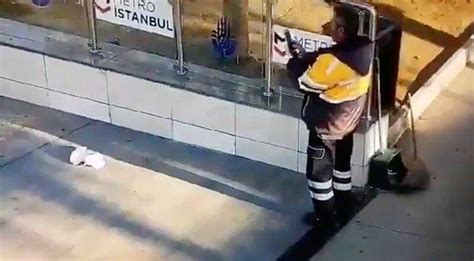 İ­s­t­a­n­b­u­l­­d­a­ ­B­i­r­ ­T­e­m­i­z­l­i­k­ ­P­e­r­s­o­n­e­l­i­ ­Ç­ö­p­ ­A­t­ı­p­ ­F­o­t­o­ğ­r­a­f­ı­n­ı­ ­Ç­e­k­t­i­:­ ­­B­u­ ­Z­o­r­ ­G­ü­n­l­e­r­d­e­ ­B­i­l­e­ ­T­r­o­l­l­ü­k­ ­Y­a­p­a­n­l­a­r­ı­ ­K­ı­n­ı­y­o­r­u­z­­